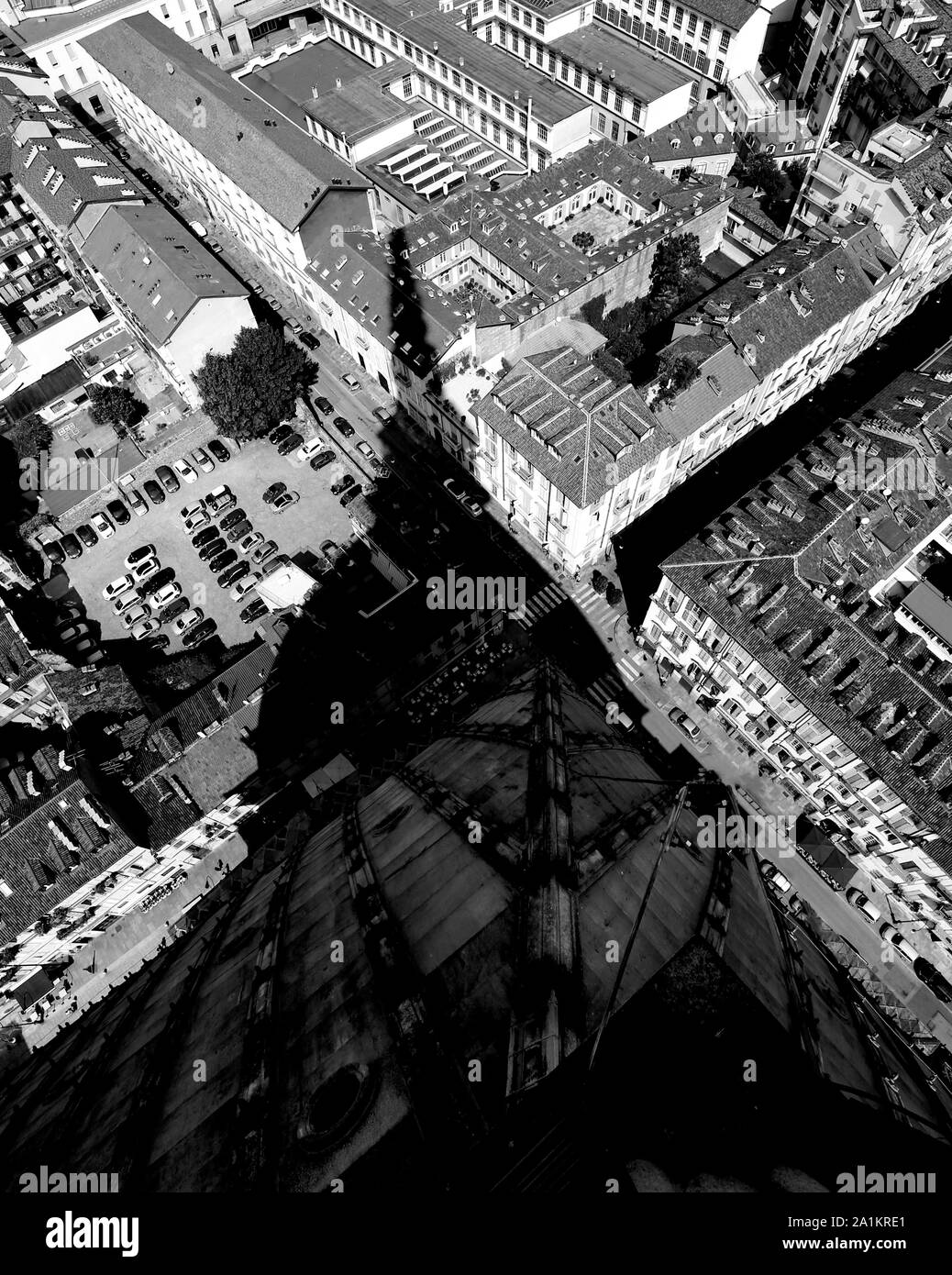 Turín, Italia - 27 de agosto, 2015: Vista aérea del monumento llamado la Mole Antonelliana y la sombra de la cúpula con el efecto blanco y negro Foto de stock
