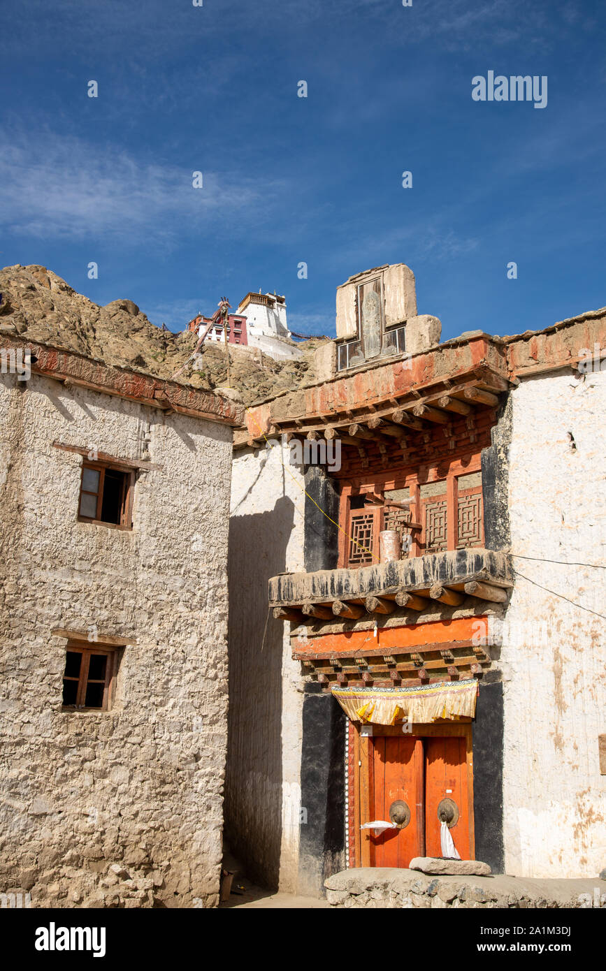 Puertas de madera en la antigua mezquita en la cima de la colina en Leh en Ladakh, India Foto de stock