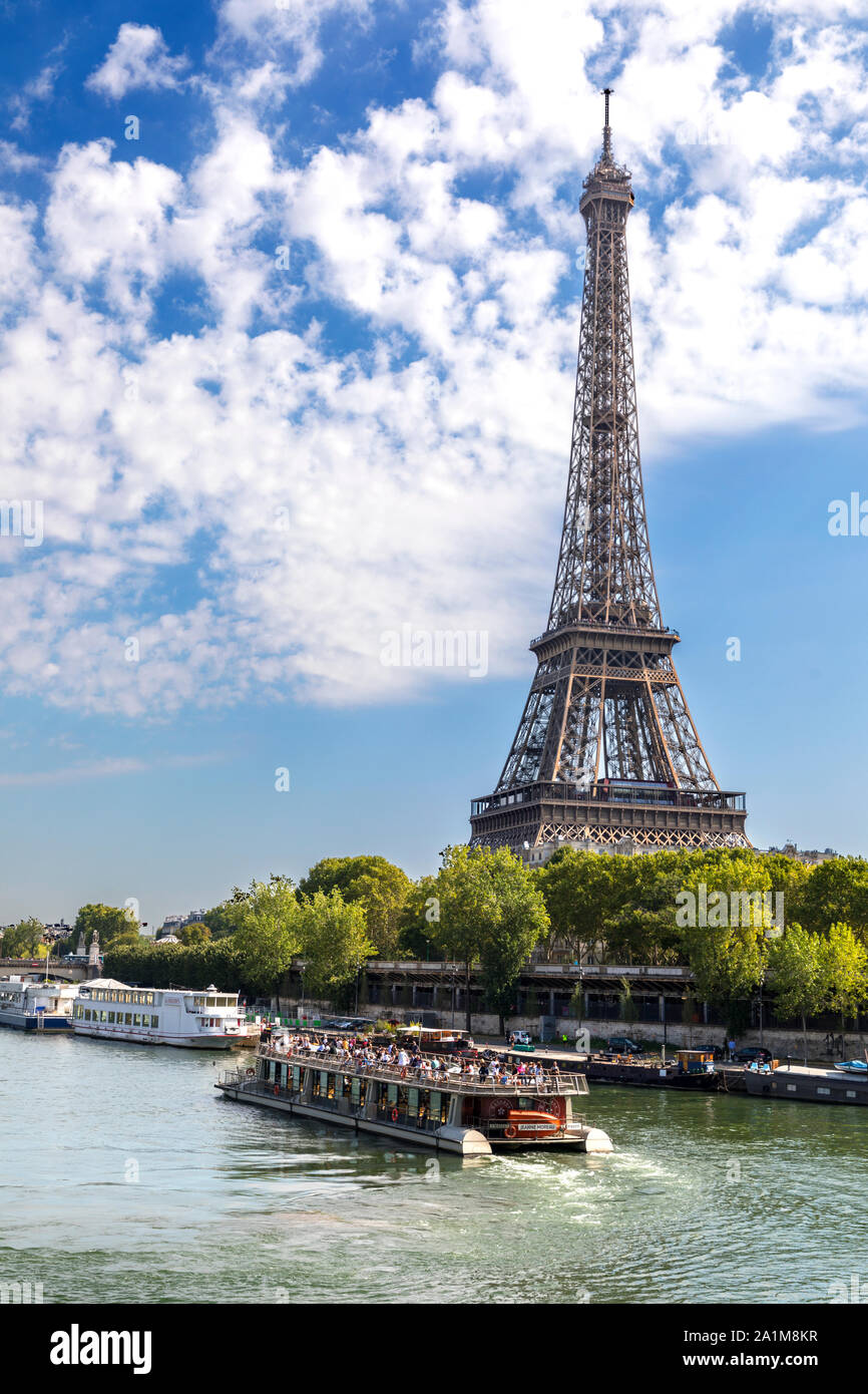 Torre Eiffel localmente apodada 'La dame de fer' (francés para 'Iron Lady' y barcos en el río Sena en París, Francia Foto de stock