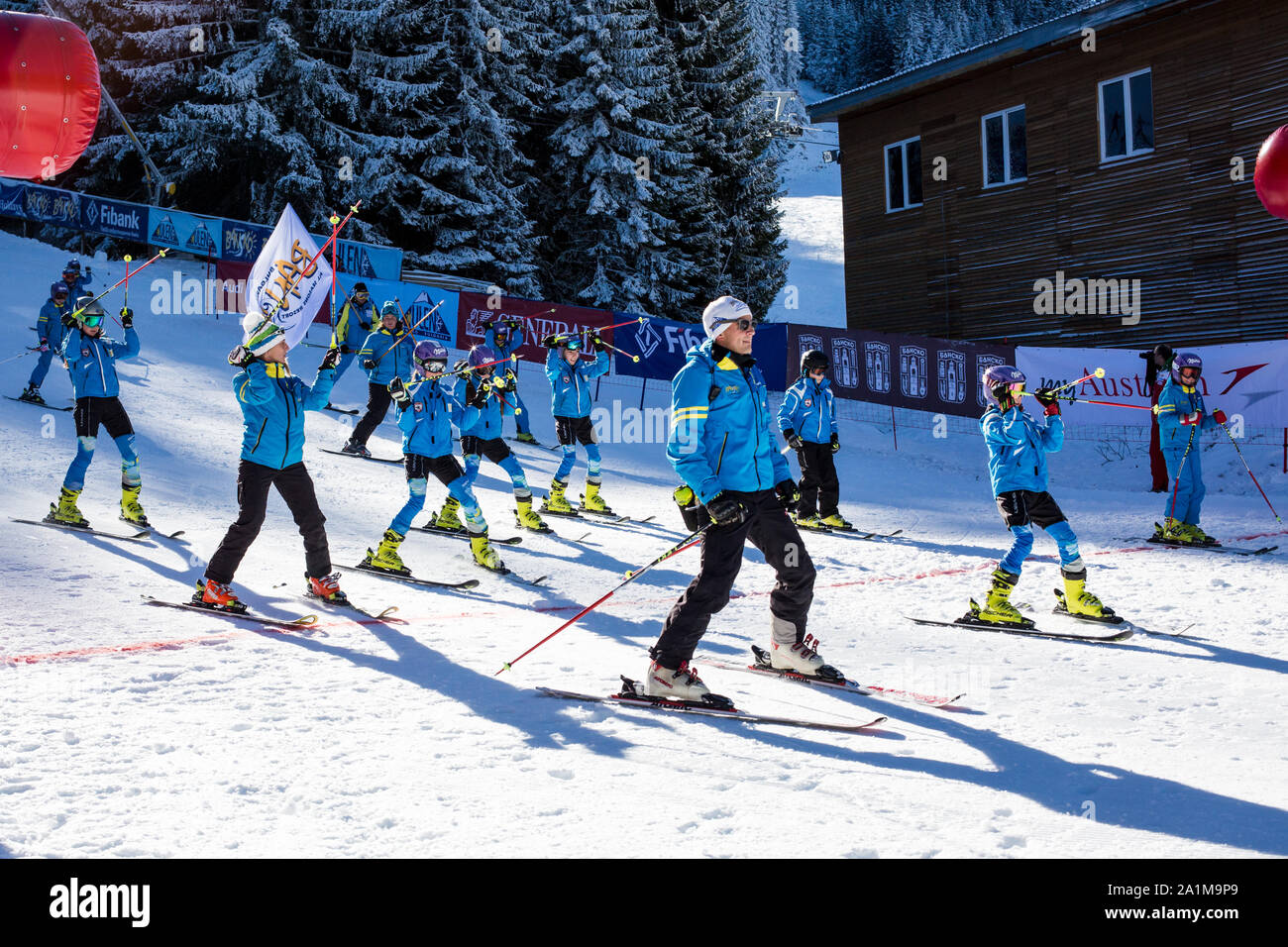 Bansko, Bulgaria - Diciembre 12, 2015: Apertura de la nueva temporada de esquí 2015-16 en Bansko, Bulgaria. Los jóvenes esquiadores a la pendiente Foto de stock