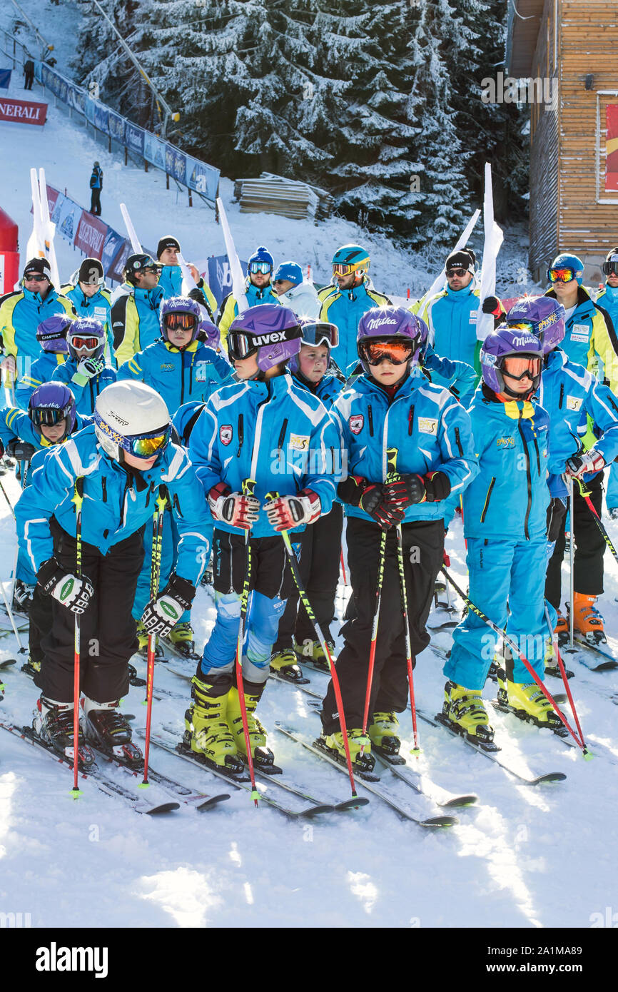 Bansko, Bulgaria - Diciembre 12, 2015: Los jóvenes esquiadores a la apertura de la nueva temporada de esquí 2015-16 en Bansko resort, BULGARIA Foto de stock