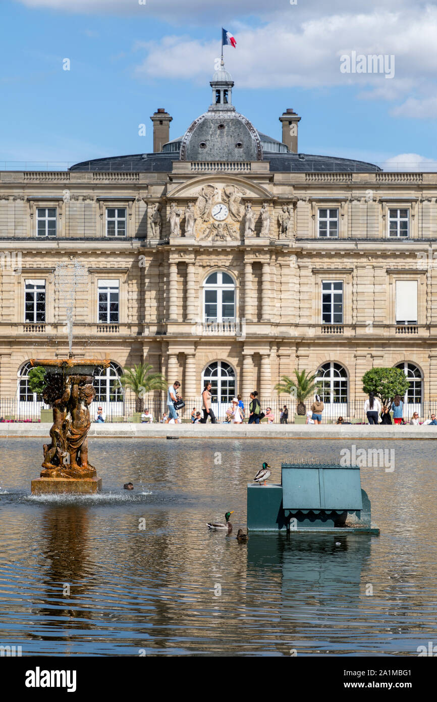 Palacio de Luxemburgo en el Jardin du Luxembourg, también conocida en inglés como los Jardines de Luxemburgo, París, Francia. Foto de stock