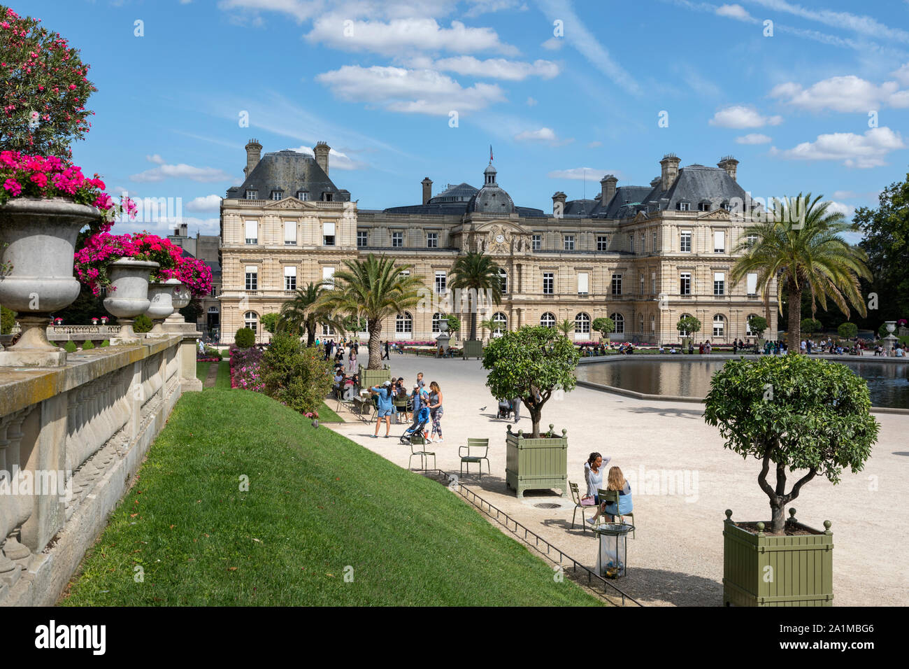 Palacio de Luxemburgo en el Jardin du Luxembourg, también conocida en inglés como los Jardines de Luxemburgo, París, Francia. Foto de stock