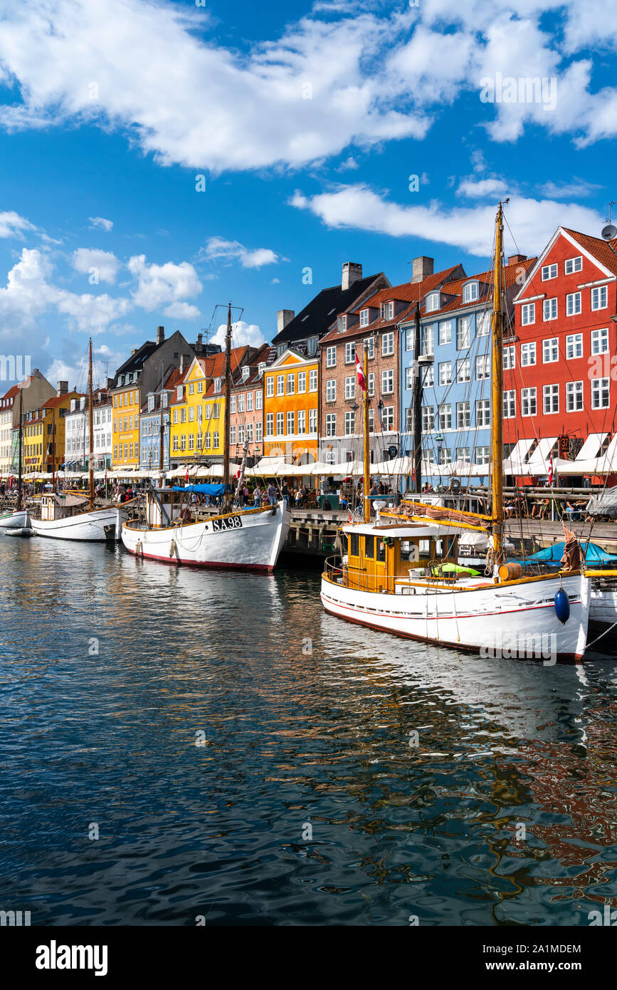 Colorido adosados a lo largo de un canal en el distrito de Nyhavn en Copenhague, Dinamarca. Foto de stock