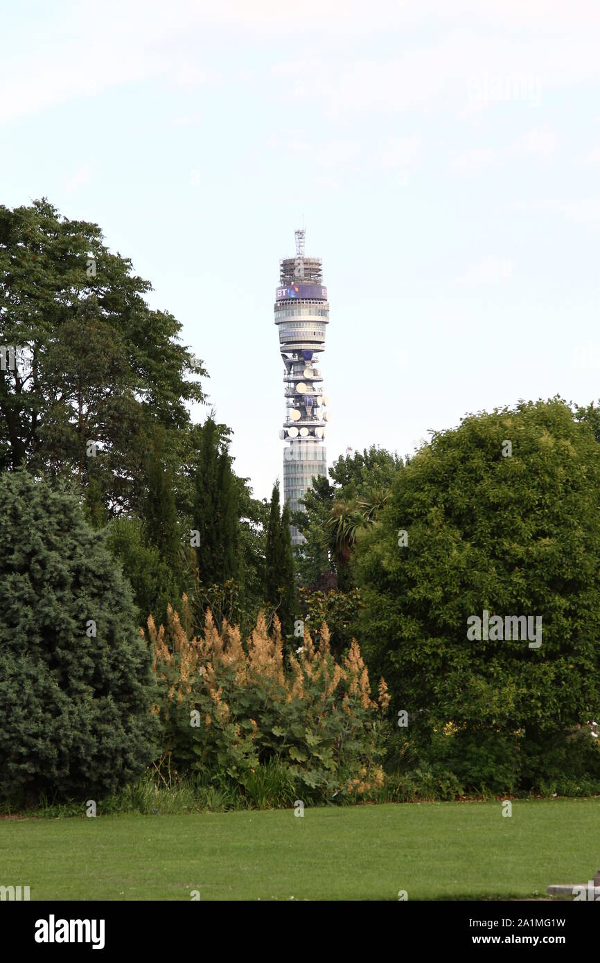 Torre BT vistos de Regents Park. Parques de Londres. Los árboles. Los espacios verdes. Espacios de respiración. Las comunicaciones. Las telecomunicaciones. La tecnología. Los edificios altos. La arquitectura londinense. Foto de stock