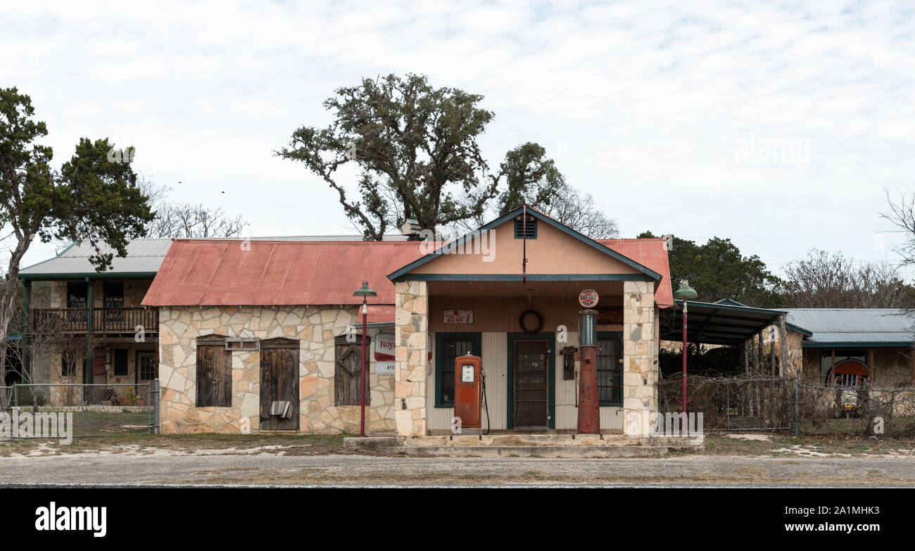 Antigua estación de gasolina en el tubo Creek, una pequeña comunidad en el condado de bandera, Texas Foto de stock