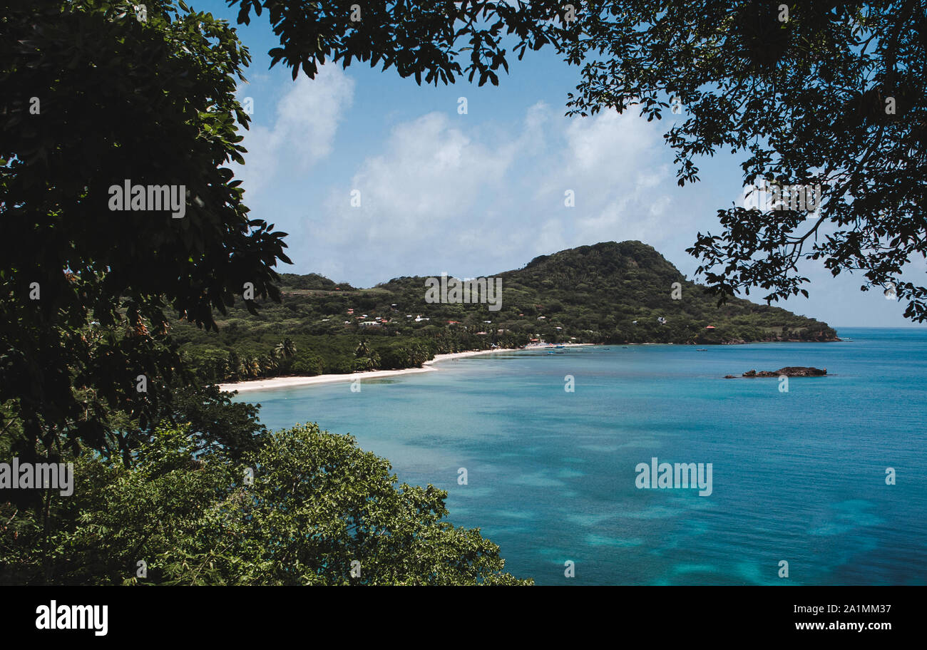 Aguas turquesas alrededor de la costa de la Bahía Suroeste en Isla de Providencia, una isla en la región caribeña de Colombia Foto de stock