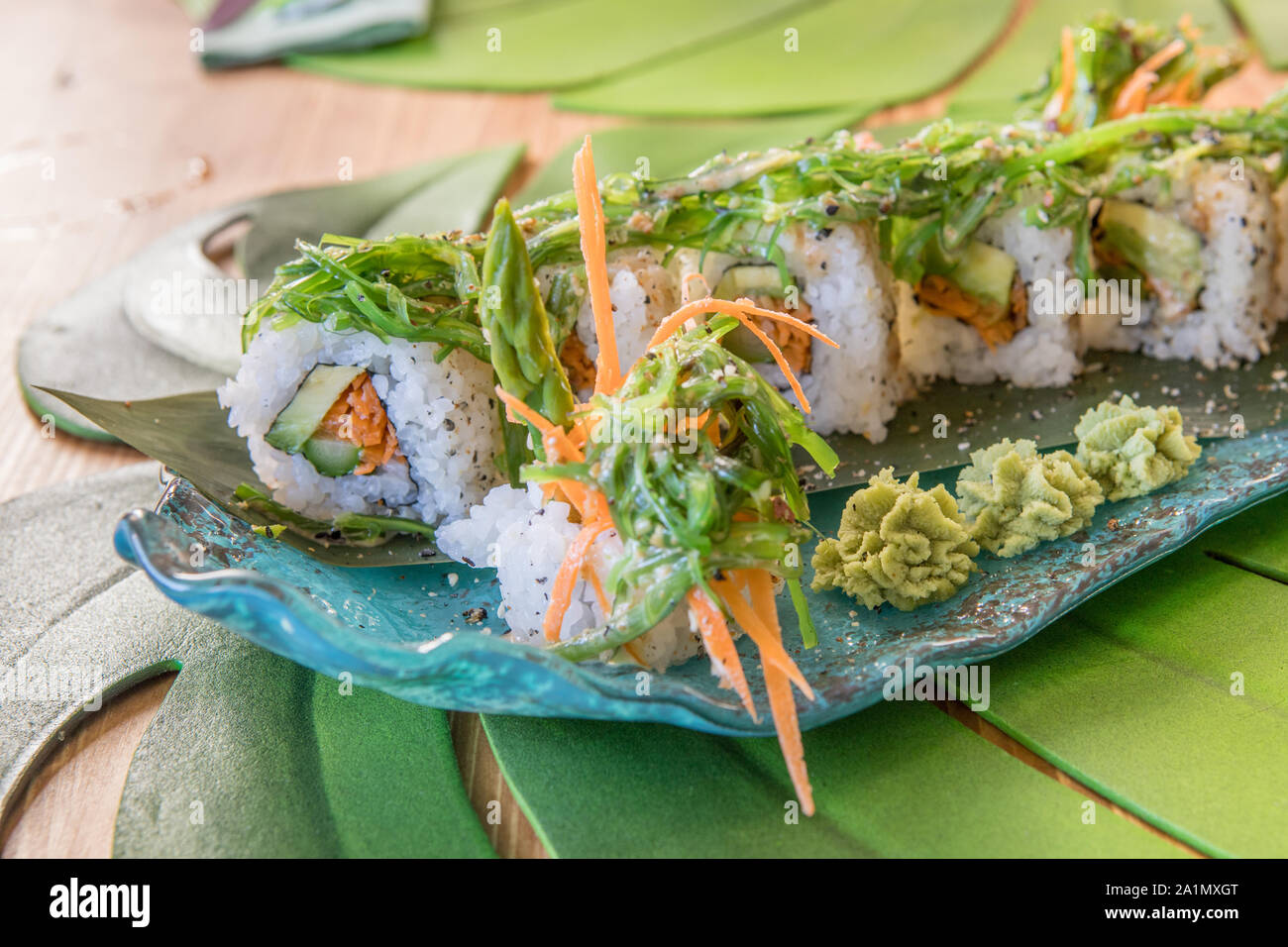 Delicioso plato de sushi, comida preparada en dish, estilo de fusión. Foto de stock