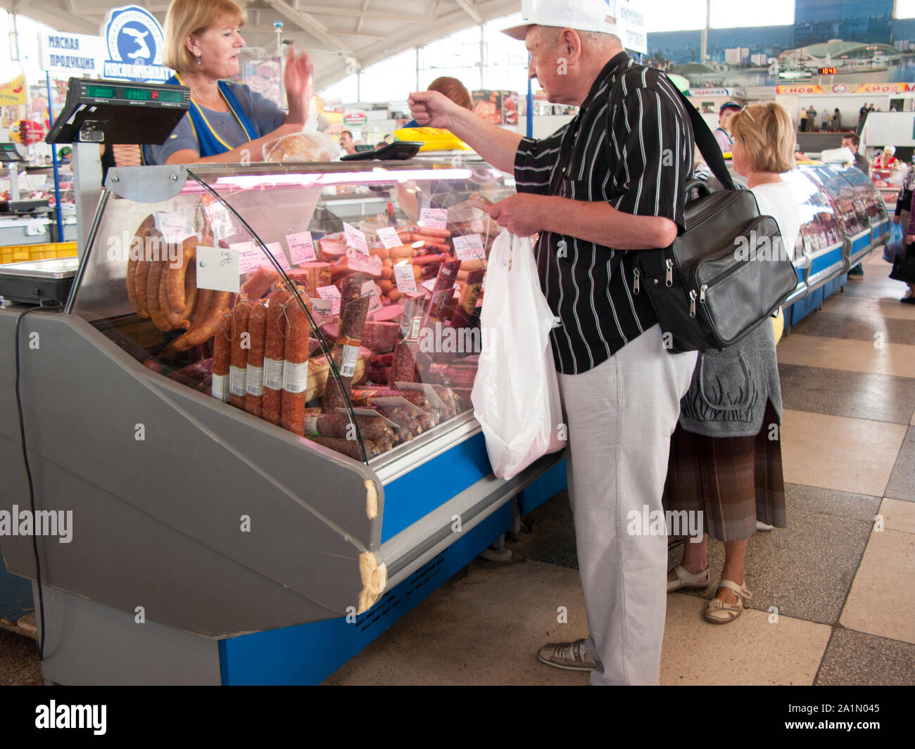 Actividad de comercio gente pagando la carne para la venta usando Rublos Bielorrusos BYN moneda, Komarovsky marketplace Foto de stock