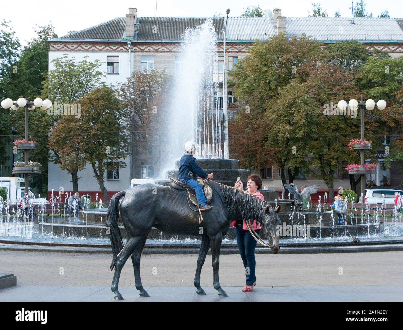 El caballo y el gorrión escultura de Vladimir Ivanovich Zhbanov en Minks Komarovsky marketplace en Belarús Foto de stock