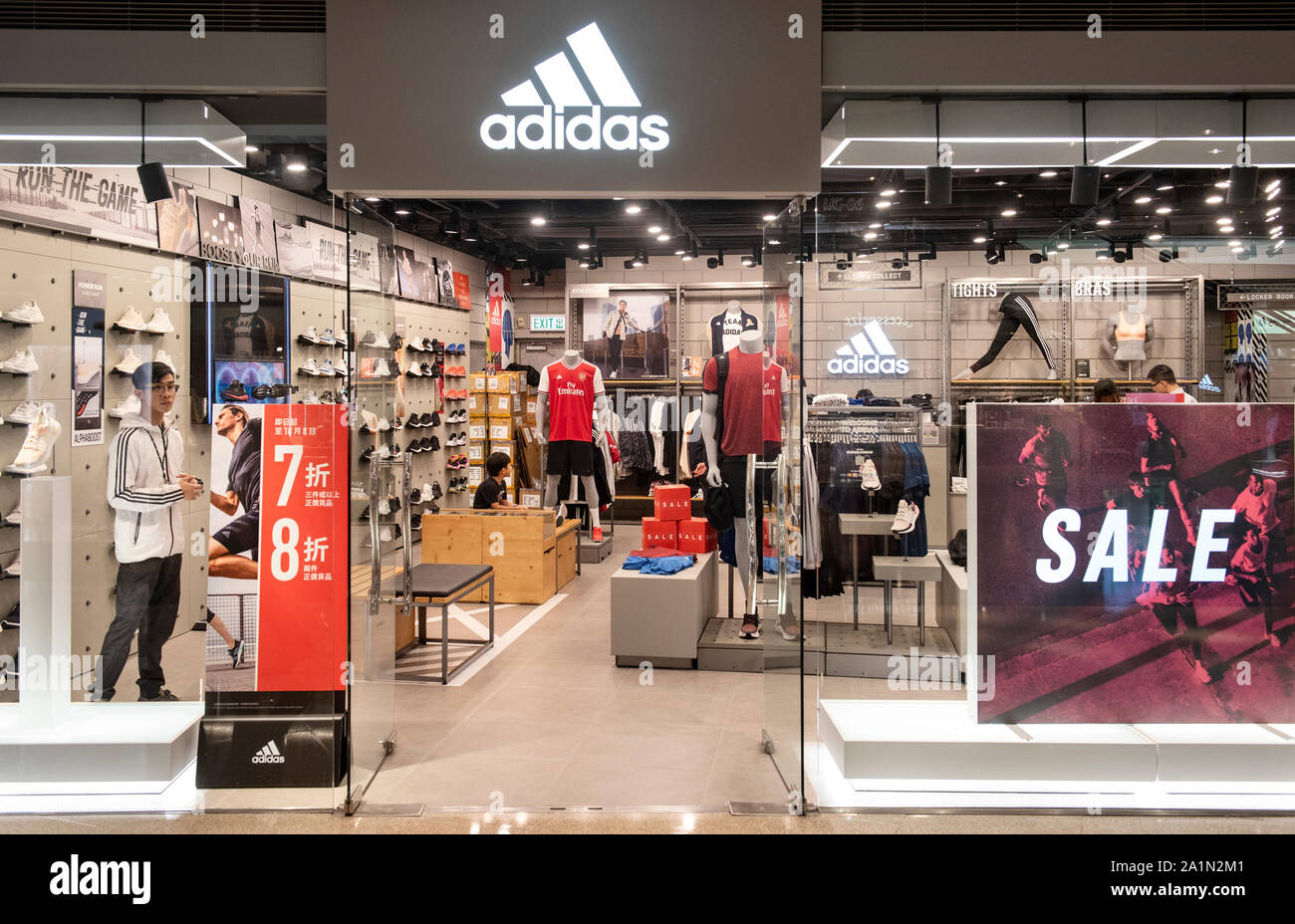 La multinacional alemana, tienda de ropa deportiva y logo Adidas visto en  Hong Kong Fotografía de stock - Alamy