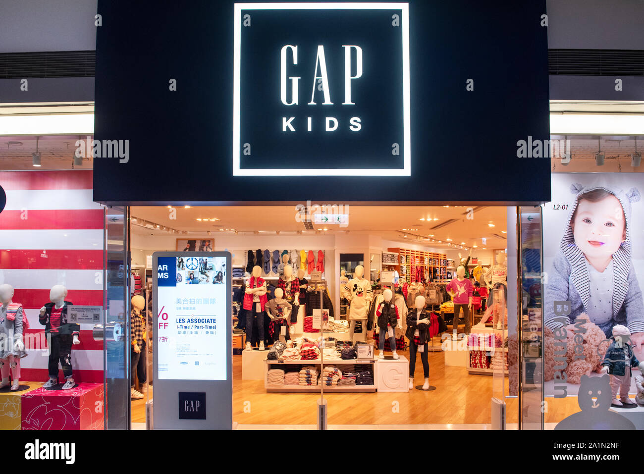 Gap kids store fotografías e imágenes de alta resolución - Alamy