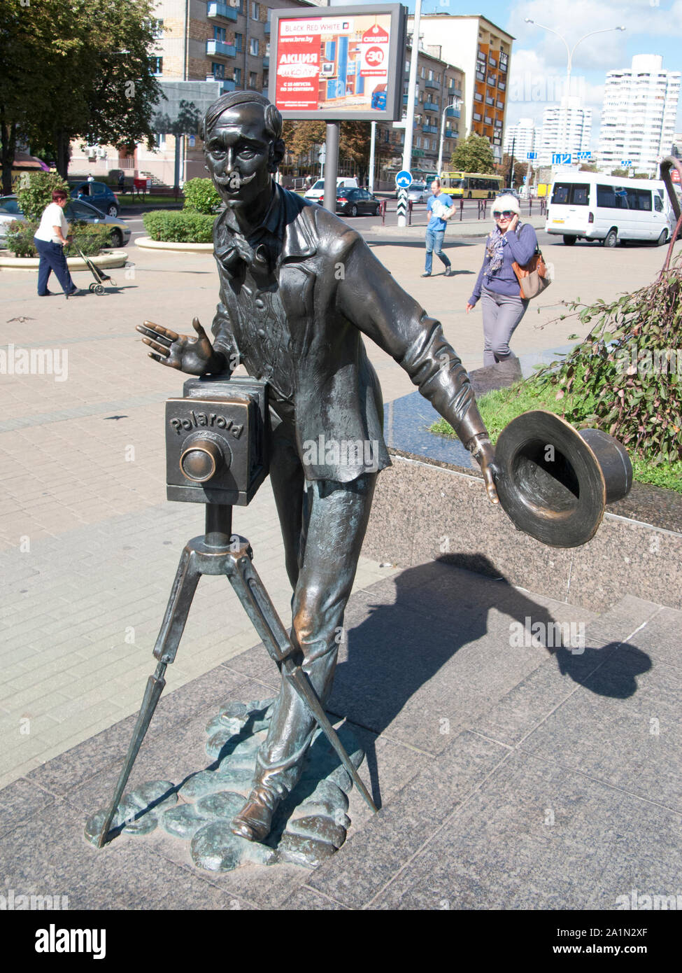El fotógrafo escultura de Vladimir Ivanovich Zhbanov al mercado en Belarús Minks Komarovsky Foto de stock