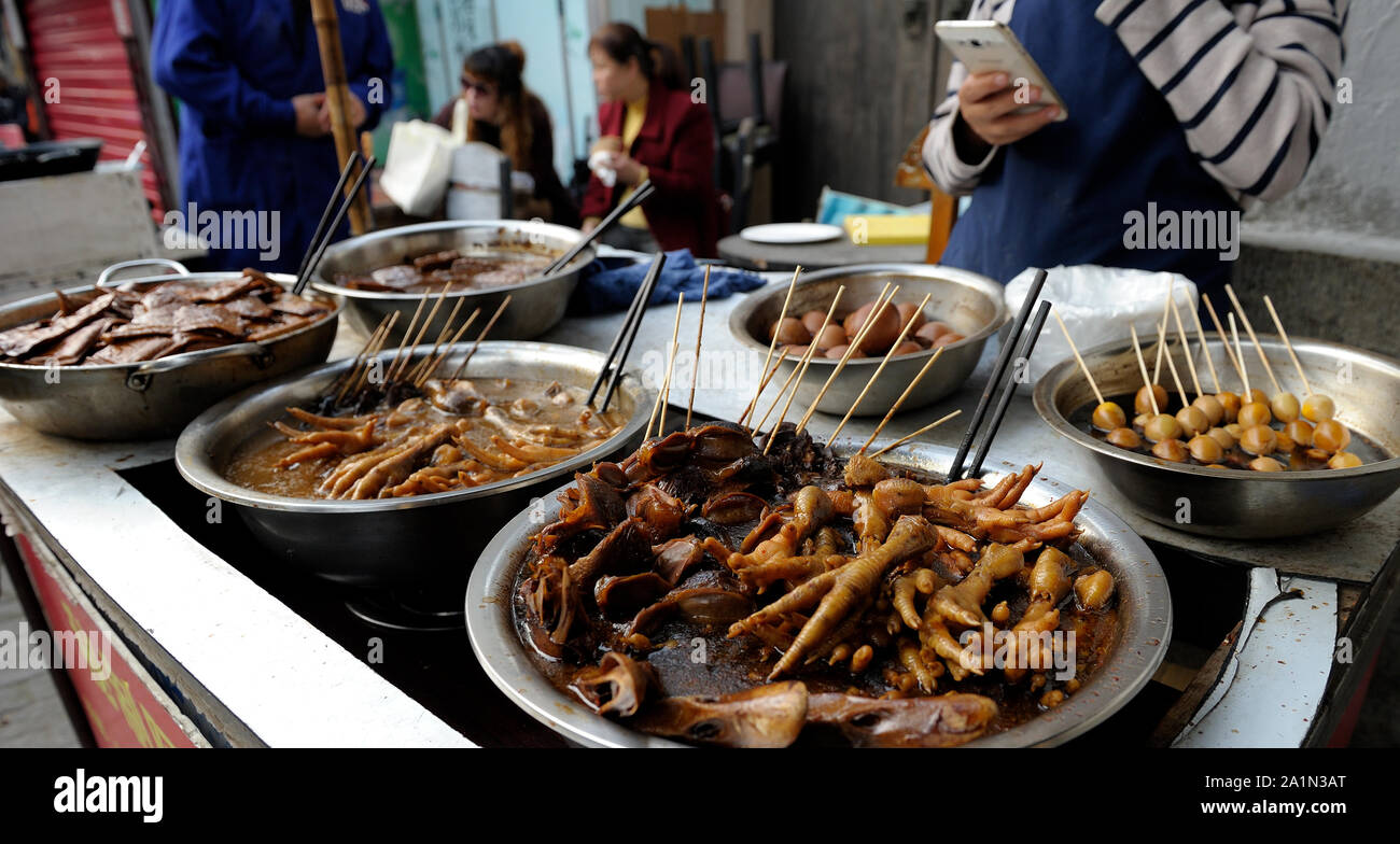 Comida popular en China; Beliebtes Essen en China Foto de stock