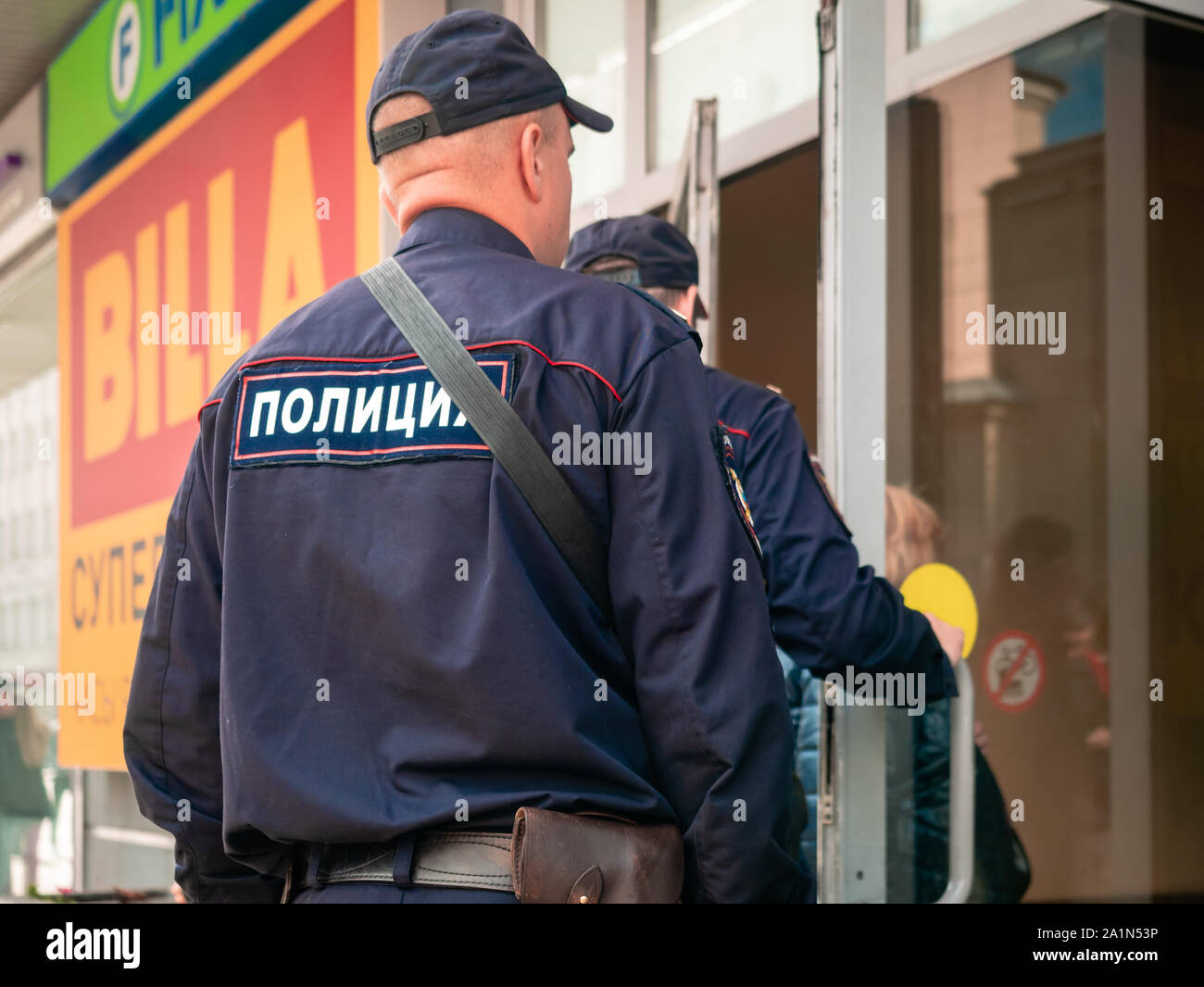 Moscú, Rusia - 14 de septiembre de 2019: policías armados entrar en un  centro comercial. Dos hombres con uniforme de policía abrir una tienda de  vidrio puerta Fotografía de stock - Alamy
