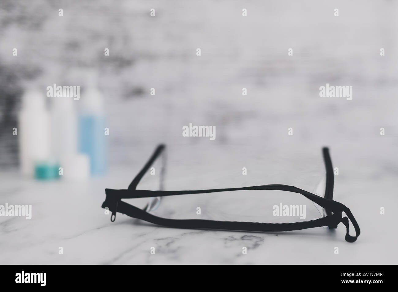 Las reglas de filtrado de aeropuerto concepto, pequeñas lociones para  líquidos y gel junto a bolsa transparente para verificar el cumplimiento de  seguridad Fotografía de stock - Alamy