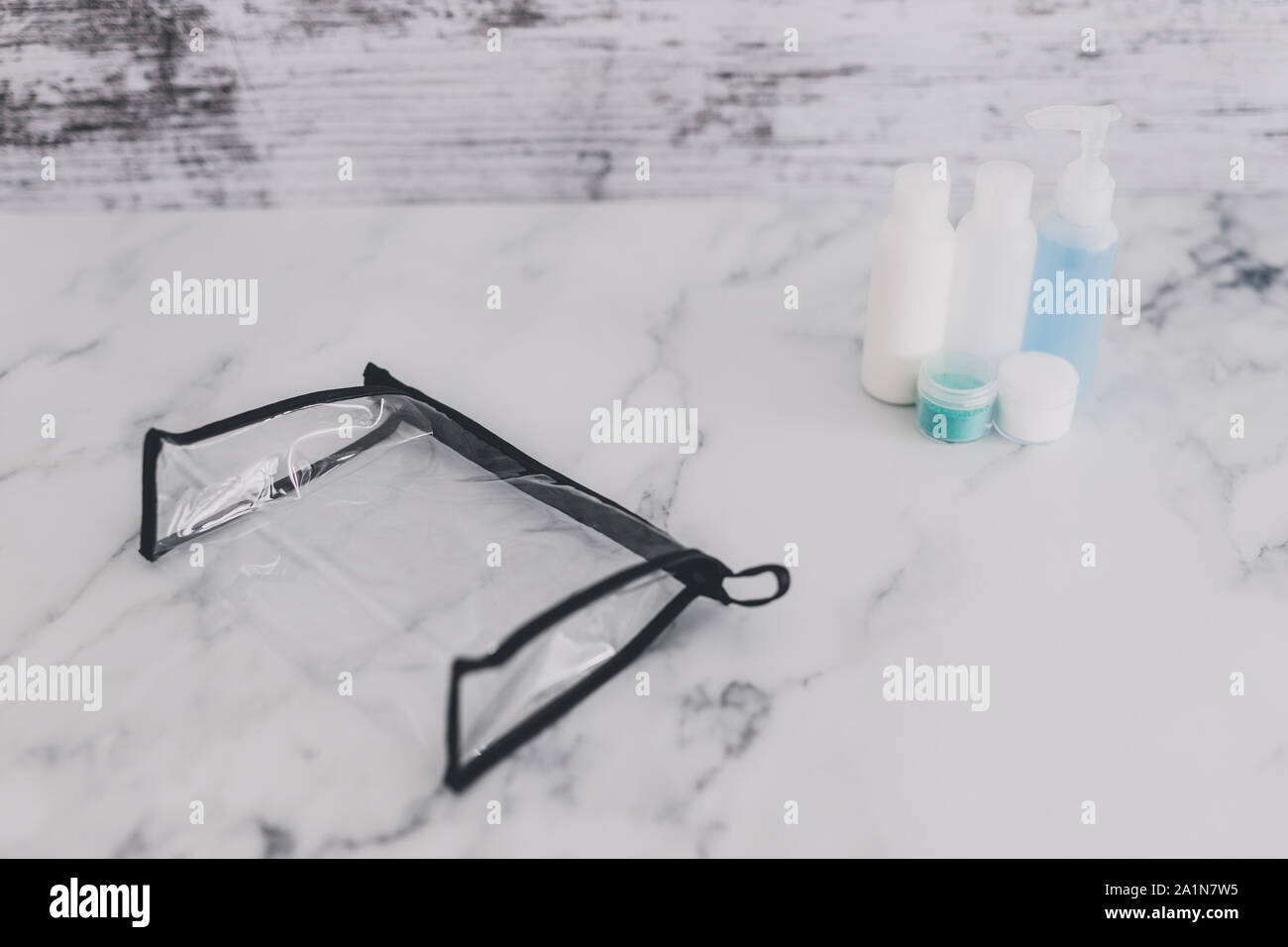 Las reglas de filtrado de aeropuerto concepto, pequeñas lociones para  líquidos y gel junto a bolsa transparente para verificar el cumplimiento de  seguridad Fotografía de stock - Alamy