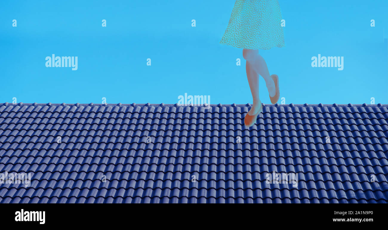Mujer en el traje de lunares de pie en el tejado de cerámica azul oscuro en la libertad creativa de trabajo antecedentes oncept Foto de stock
