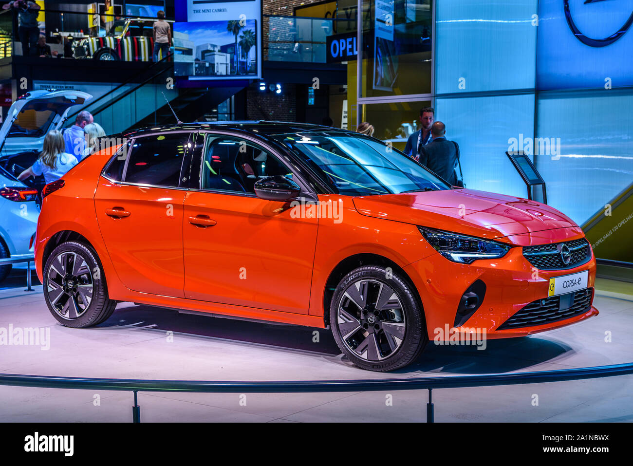 FRANKFURT, Alemania - Sept 2019: OPEL Corsa rojo-E pequeña berlina eléctrica, IAA International Motor Show Exhibtion automático. Foto de stock