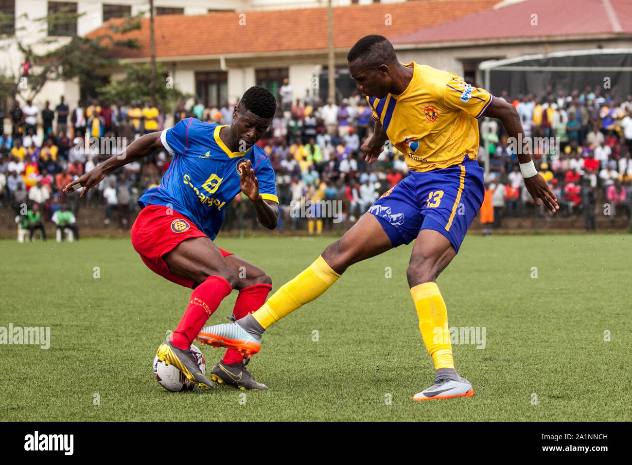 Kampala 27 Sep 19 Peter Magamba R De Fc Kcca Compite Durante El Segundo Partido Entre Petro De Luanda Y Kcca Fc En La Confederacion Africana De Futbol Caf Champions League En