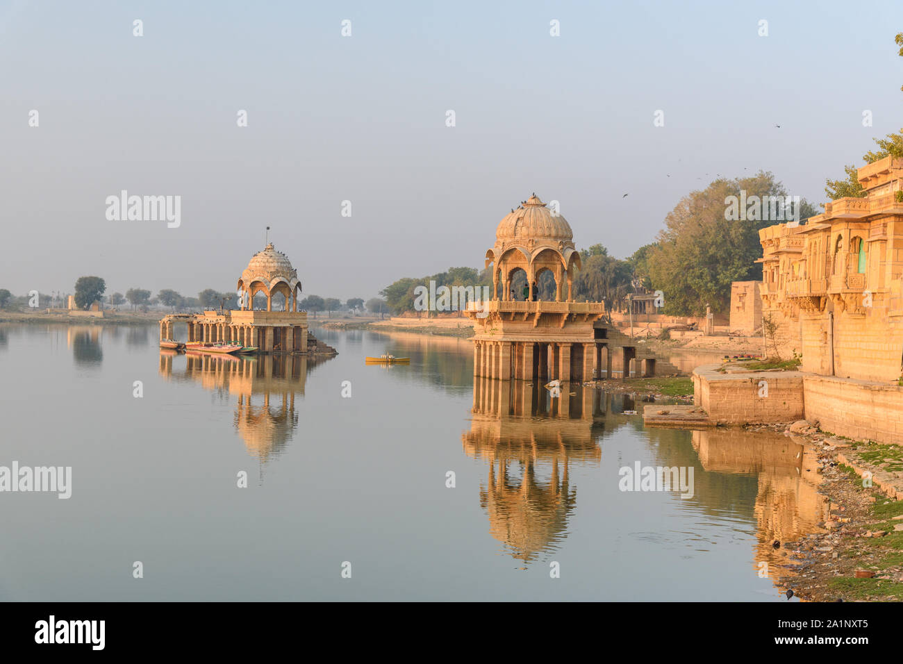 Lago Gadisar en la mañana. Depósito de agua artificiales con templos en Jaisalmer. Rajastán. La India Foto de stock