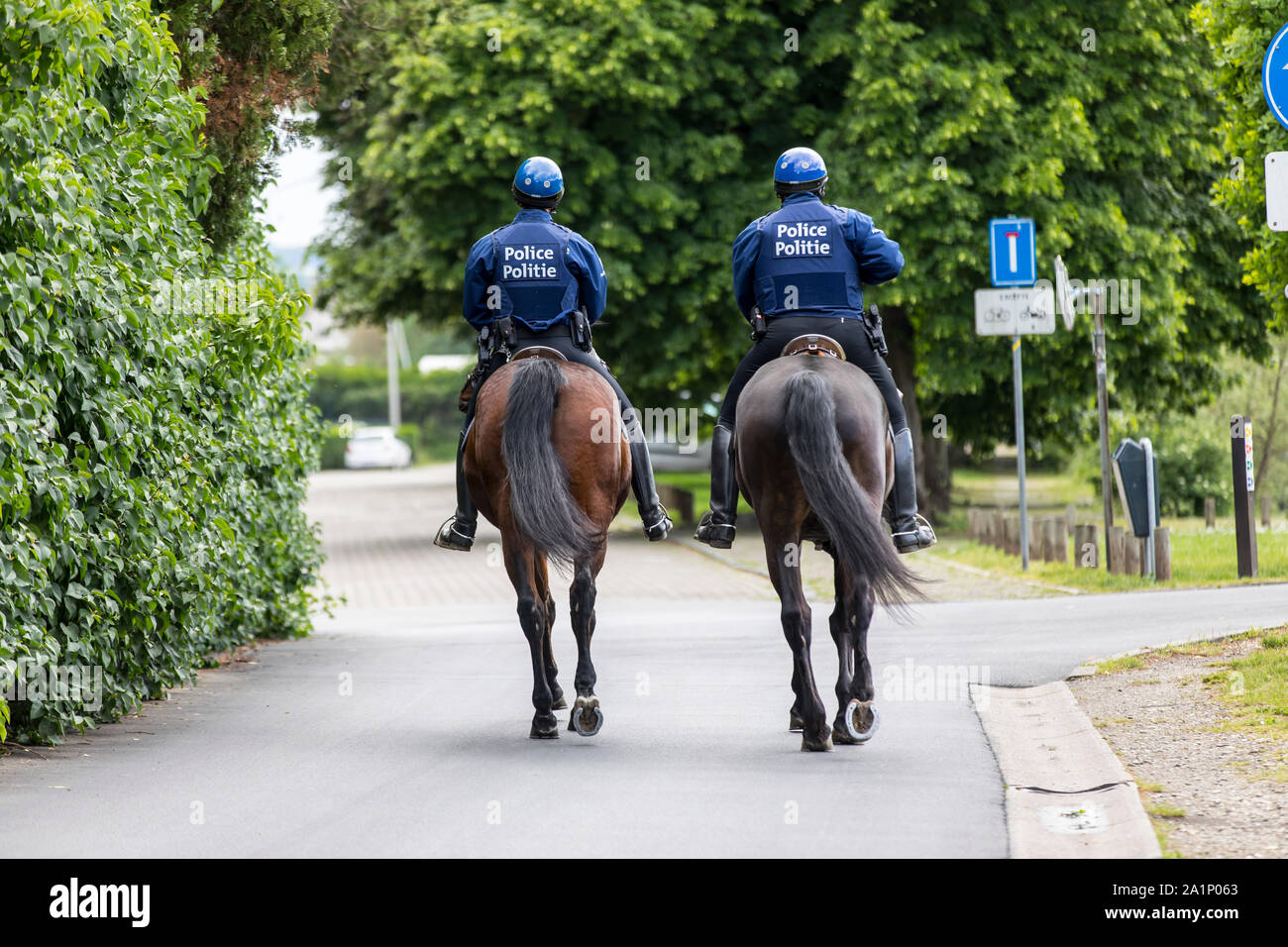 Patrulla de la policía montada en el Mosa en Namur, Valonia, Bélgica Foto de stock