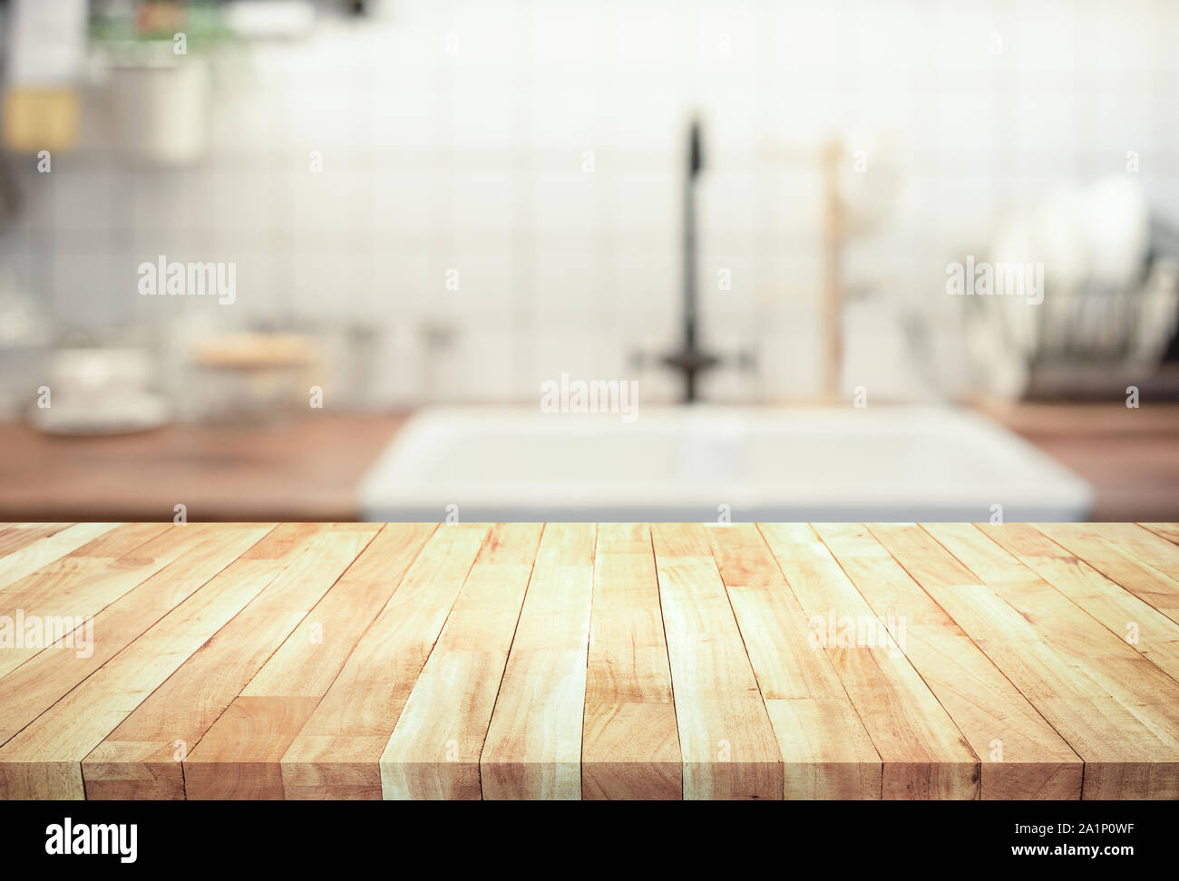 Mesa de madera en la cocina de desenfoque (habitación)background.Para montaje o presentación de productos clave de diseño diseño visual. Foto de stock