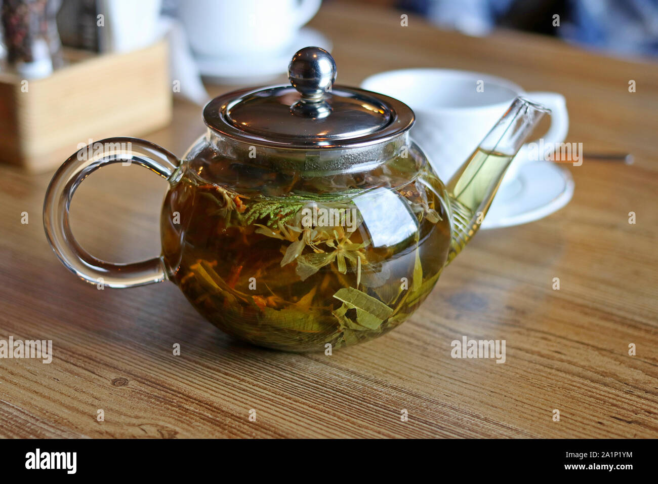 Las infusiones de hierbas. Una tetera con té de Iván en la mesa