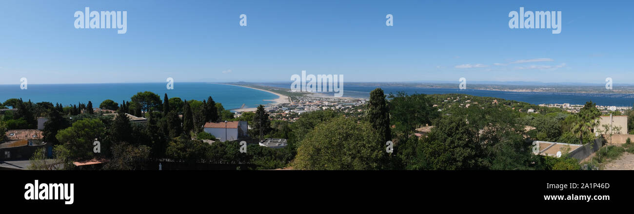 Vue Panoramique St Clair, Sete, Francia - El mirador encima de Sete da una vista de 360 grados de la costa sur de Francia incluyendo Etang de Thau Foto de stock