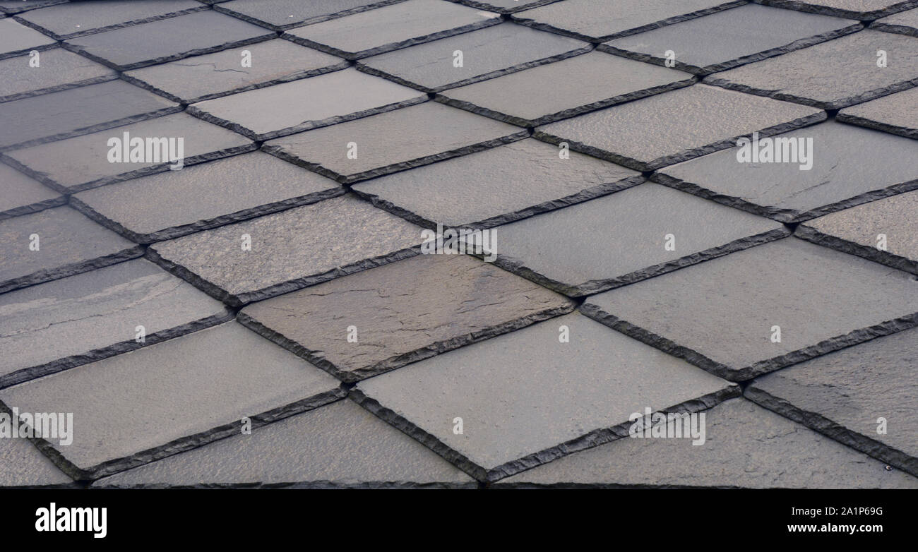 Techo de teja de pizarra gris, detalle shot de un techo de teja de pizarra  en Noruega Fotografía de stock - Alamy