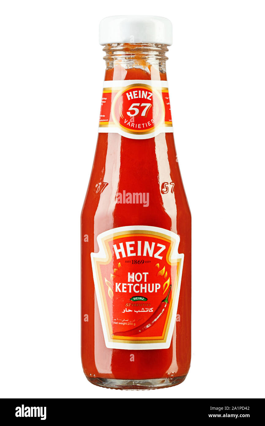 Kiev, Ucrania - 4 de septiembre de 2019 salsa ketchup Heinz caliente . La compañía fue fundada en 1869 por Henry John Heinz. Trazado de recorte. Foto de stock