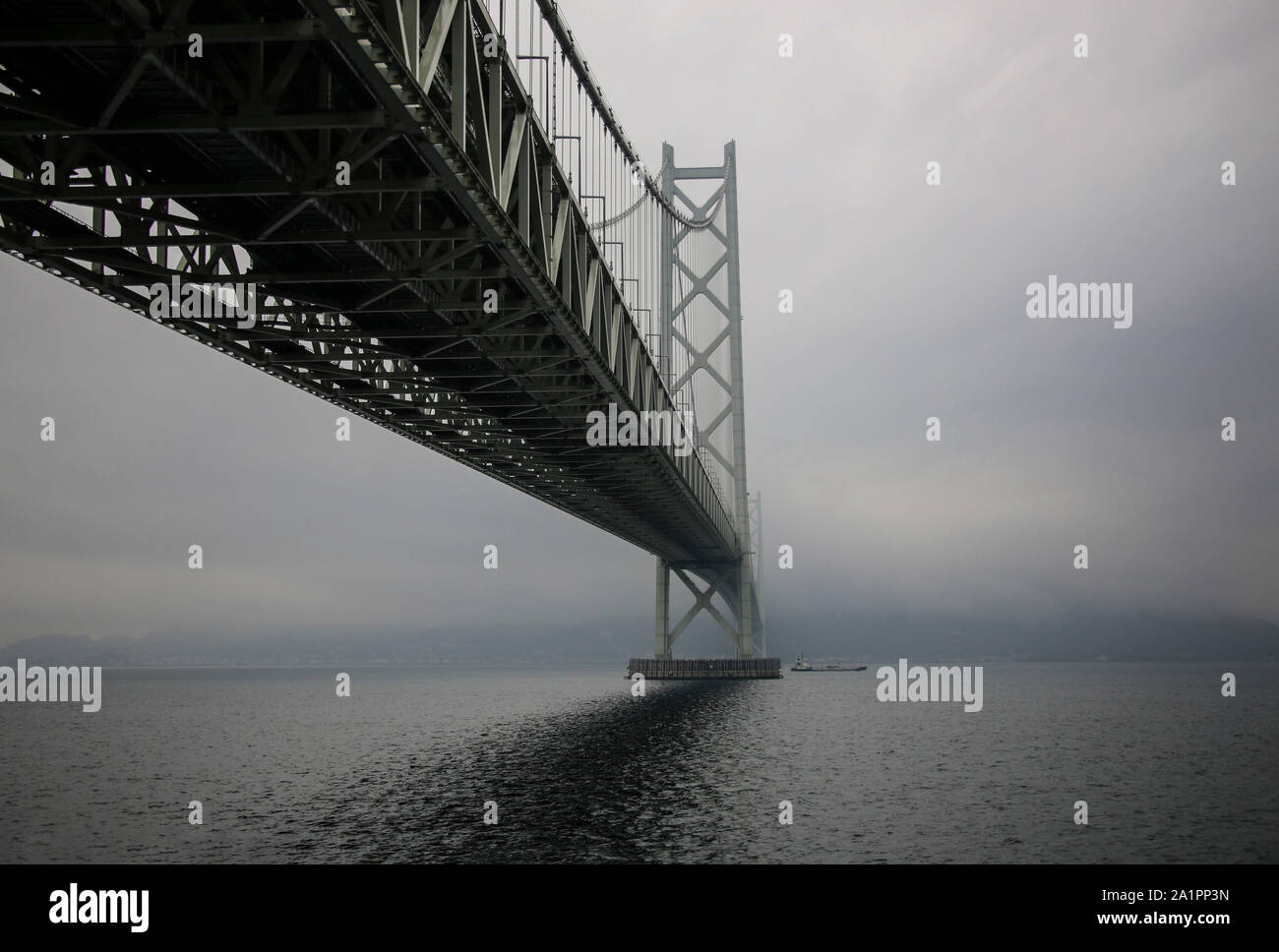 Puente Akashi Kaikyo spanning el Mar Interior de Seto desde Awaji Island a Kobe, Japón. Foto de stock