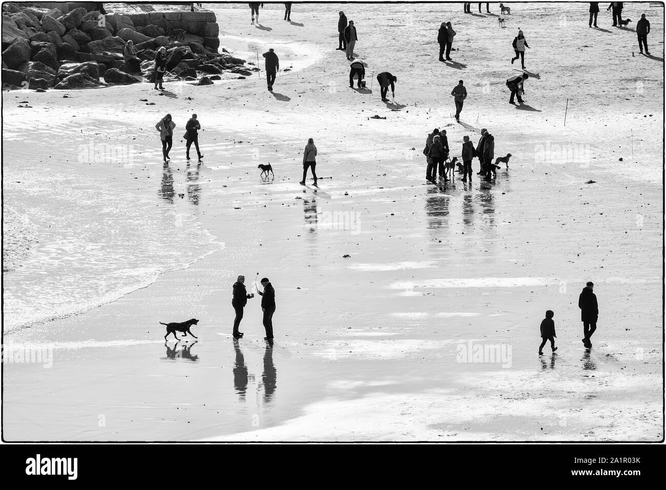 Noviembre La vida de playa, Lyme Regis, Dorset, Inglaterra Foto de stock