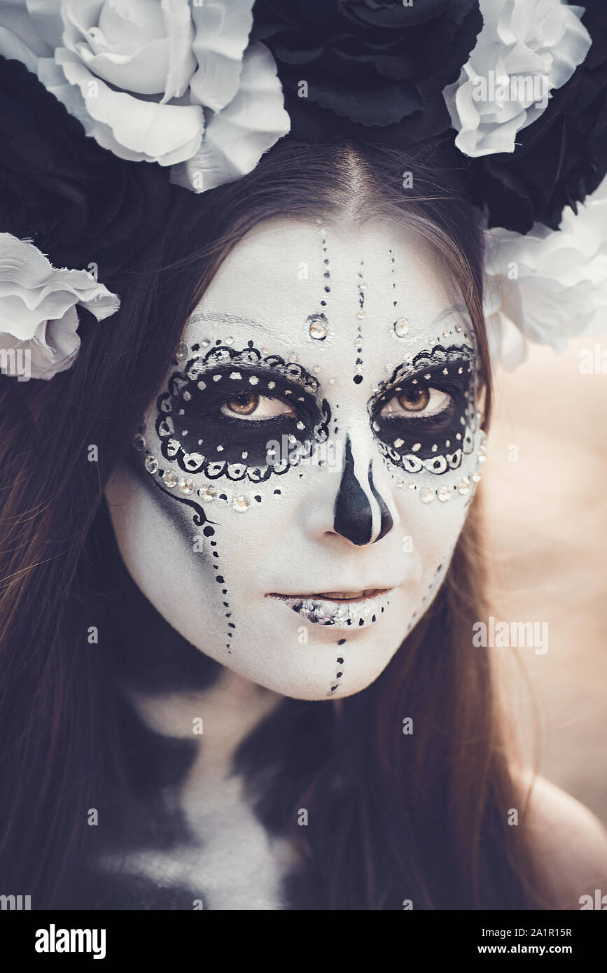 Closeup retrato de Calavera Catrina en traje negro. Maquillaje de calaveras  de azúcar. Dia de los muertos. El día de los muertos. Halloween Fotografía  de stock - Alamy