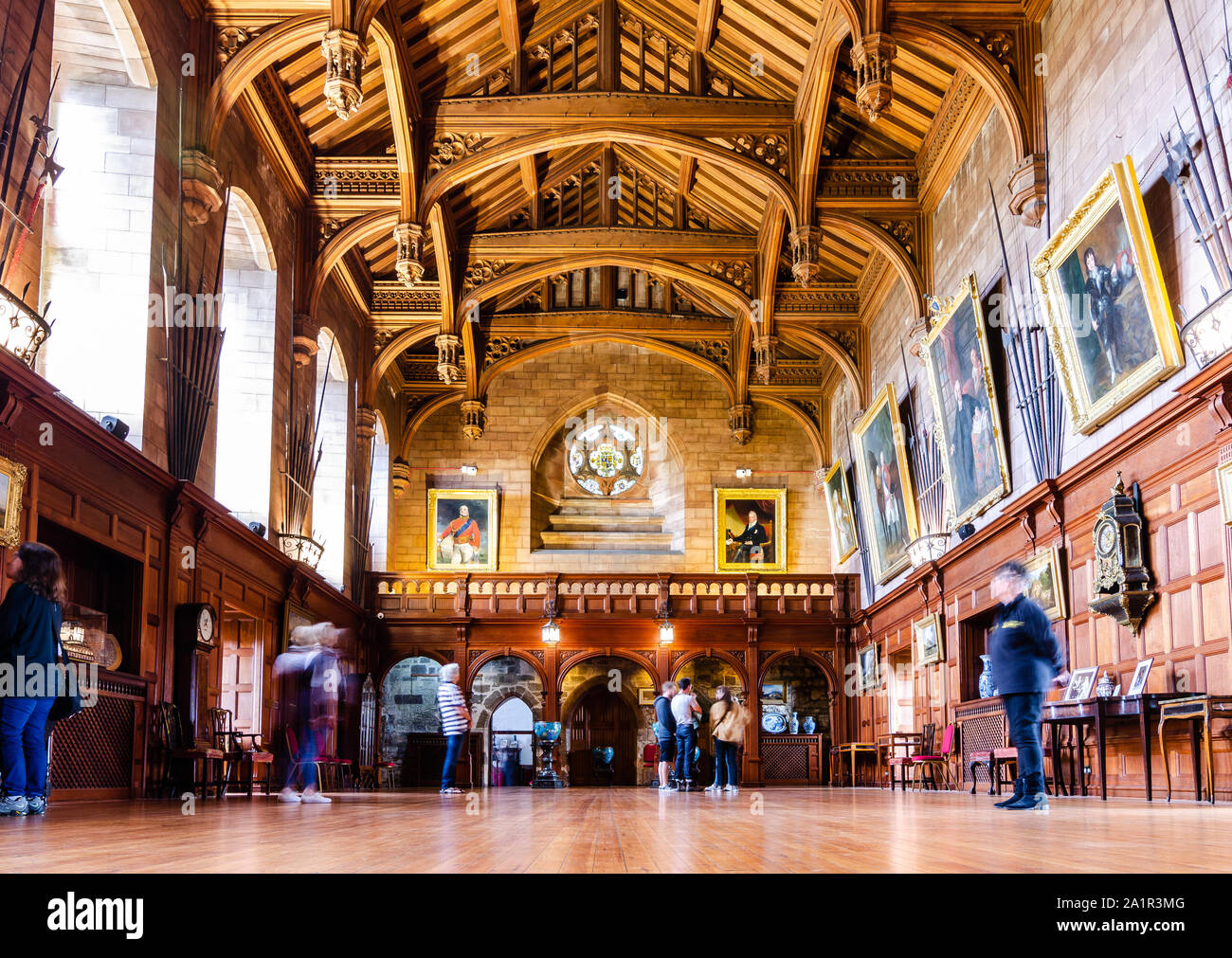 La larga exposición del interior del King's Hall de Bamburgh Castle en Northumberland, Reino Unido el 23 de septiembre de 2019 Foto de stock