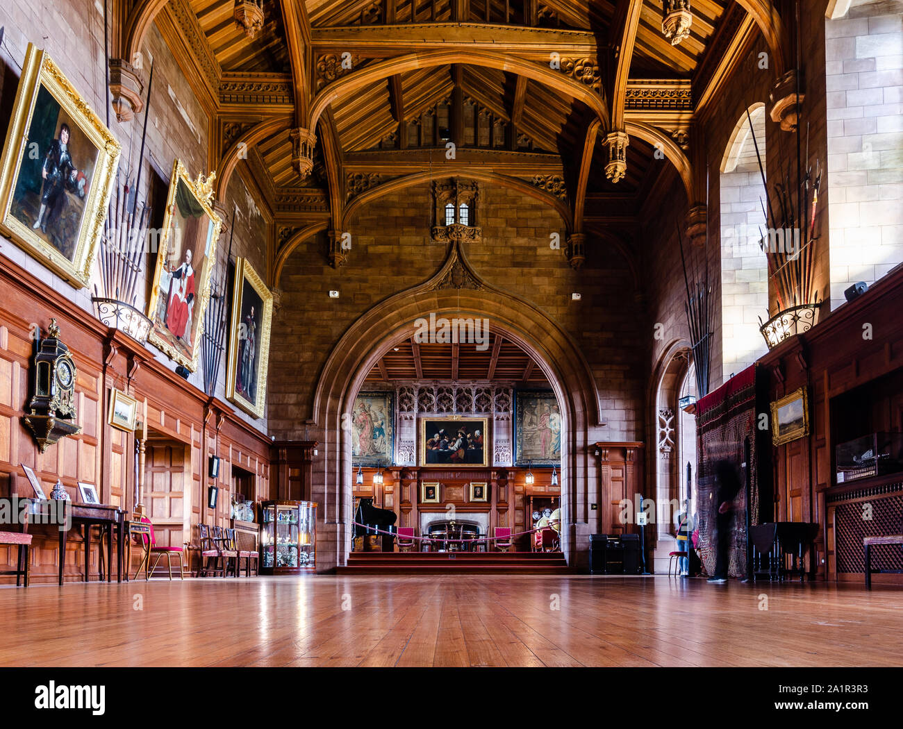 La larga exposición del interior del King's Hall de Bamburgh Castle en Northumberland, Reino Unido el 23 de septiembre de 2019 Foto de stock