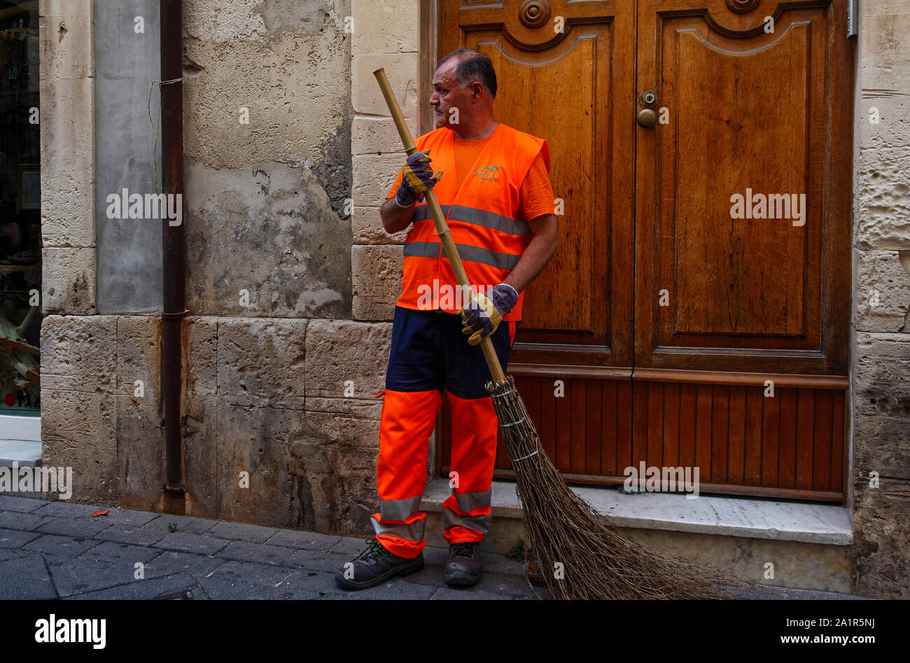 Hombre barriendo la calle, gran reed broom, ropa reflectante de color  naranja, el trabajo, el sitio de la UNESCO; Europa; Ortigia Siracusa  Sicilia;;; Italia; primavera, horizontal Fotografía de stock - Alamy