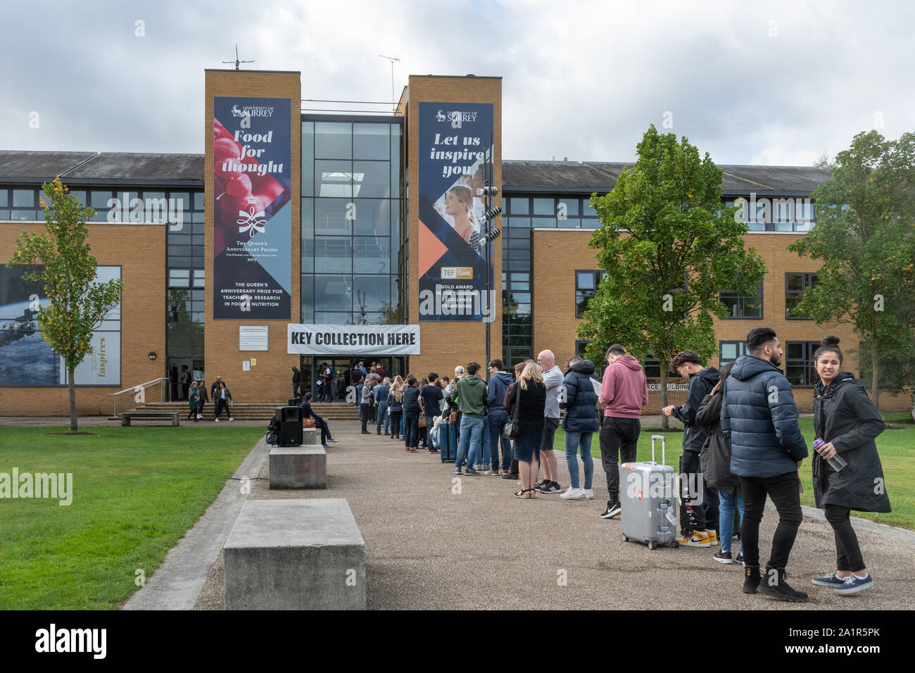 Moviéndose en el día en la Universidad de Surrey, en Guildford, Inglaterra, Reino Unido. Los nuevos estudiantes que llegan en el campus el 28 de septiembre de 2019 cola en la recogida de la llave Foto de stock