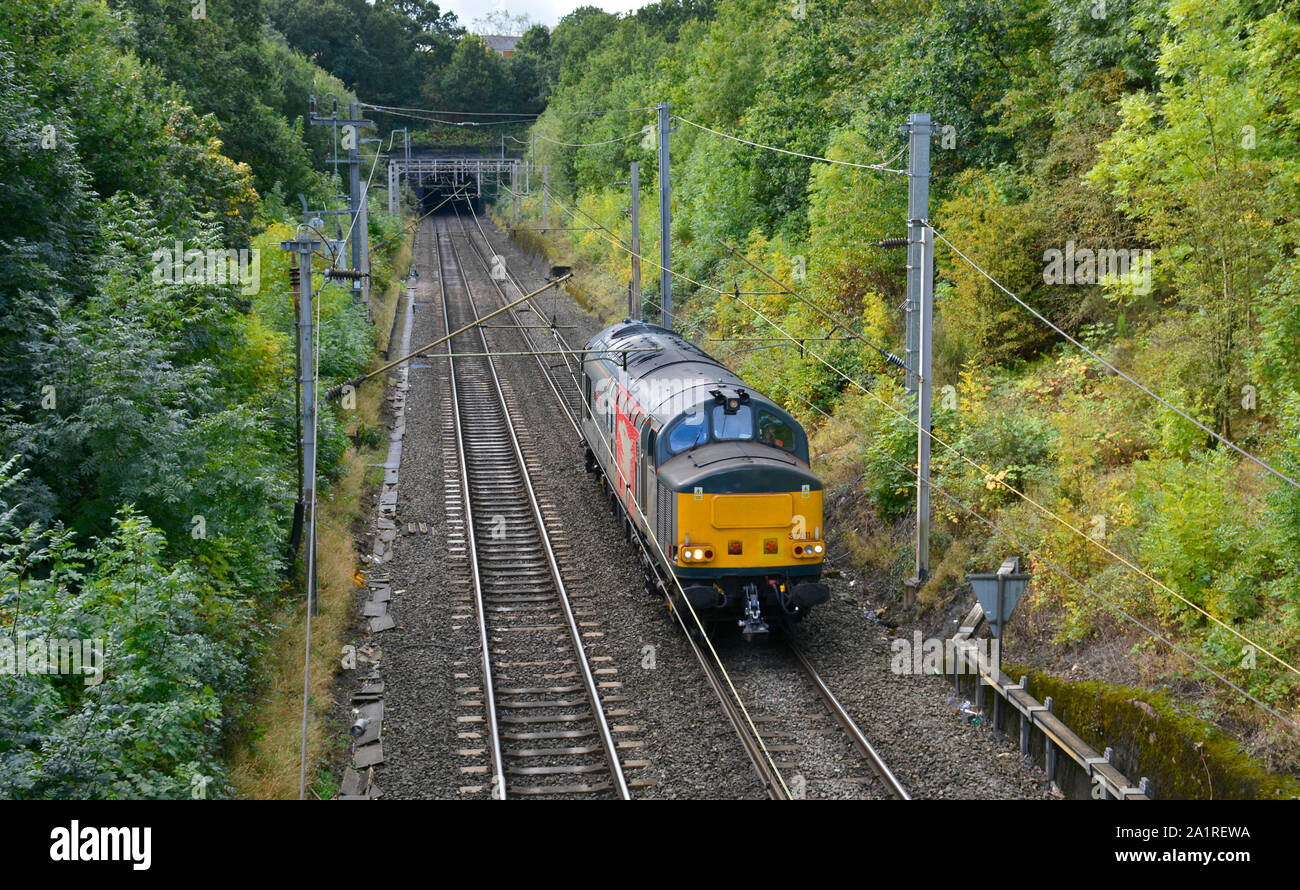 Las operaciones ferroviarias Grupo Clase 37 37611 surge de Hunsbury Hill túnel en Northampton, regresando de Wembley a Leicester Foto de stock