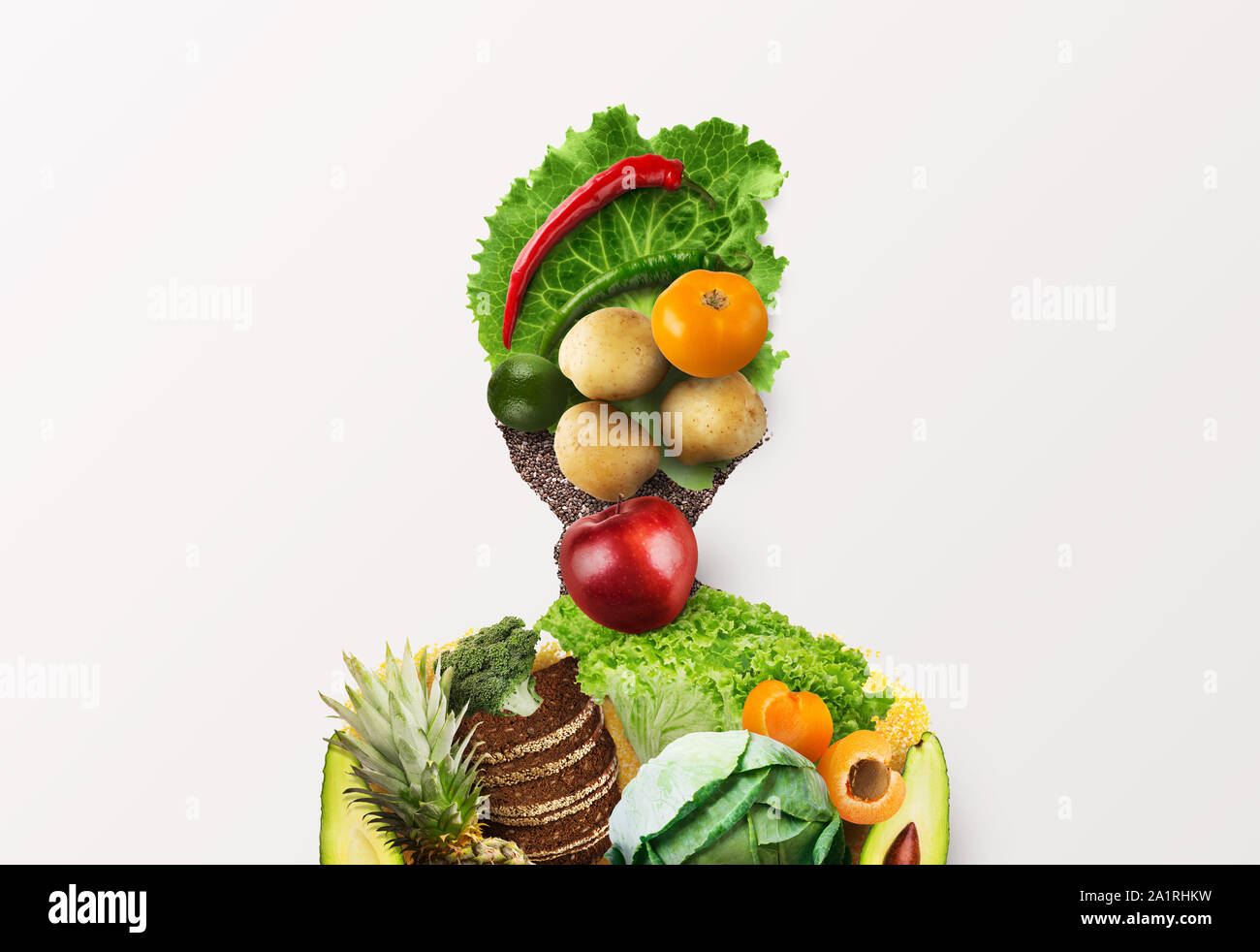 Mujer de vegetales frescos, frutas y productos de grano entero Foto de stock