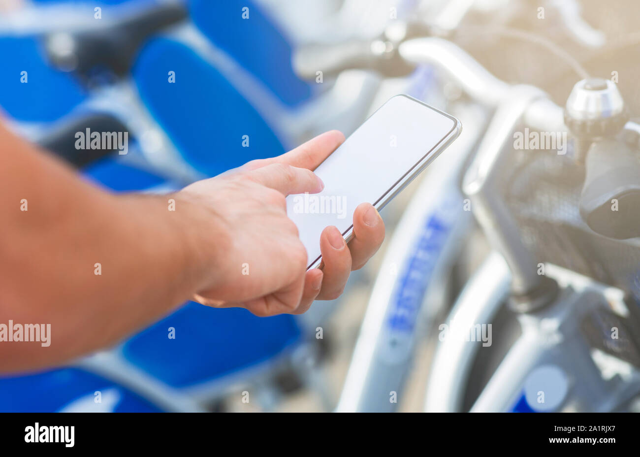 Hombre, reservando la bicicleta con la aplicación móvil en línea Foto de stock