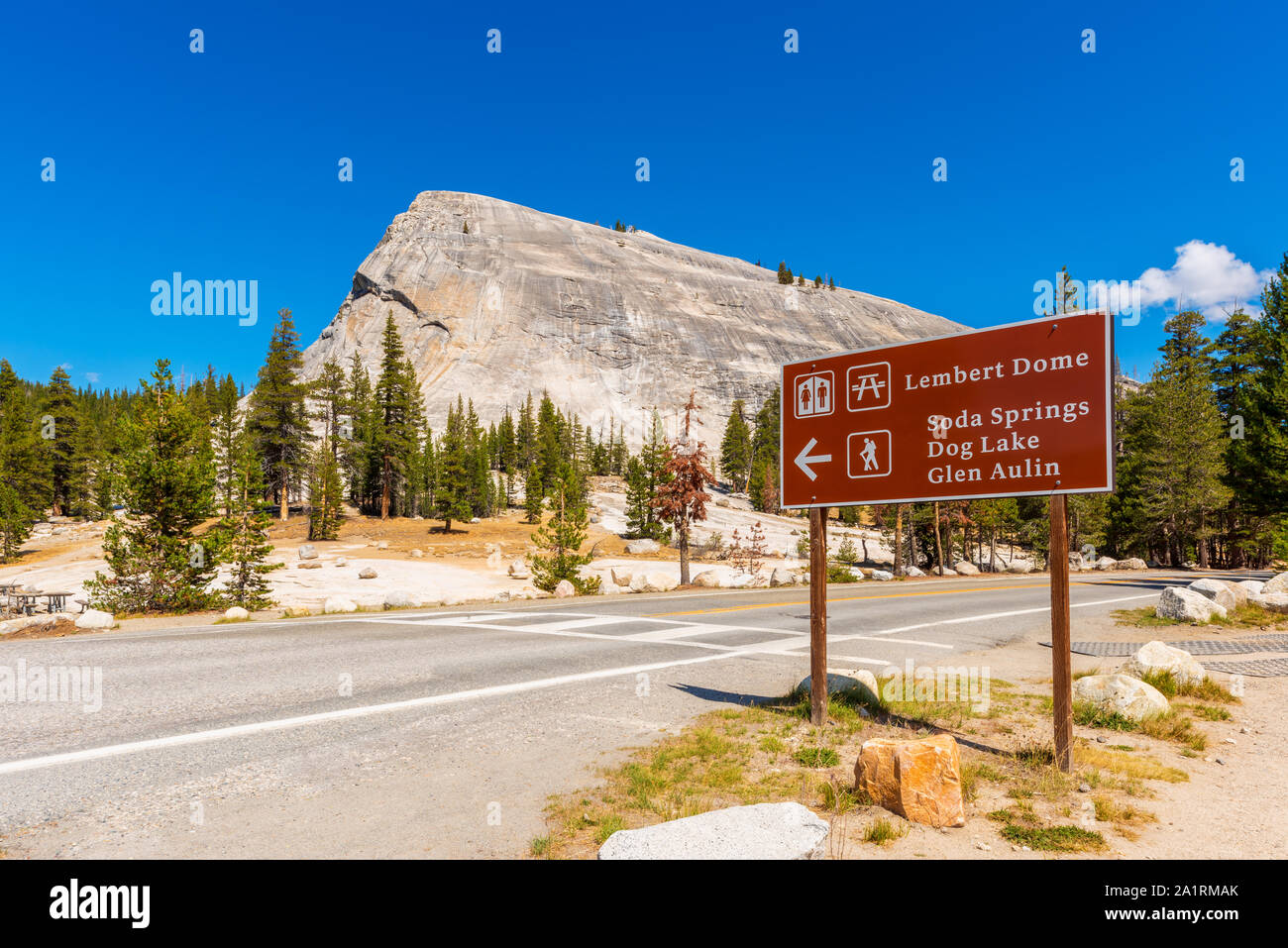 Lembert Dome, en el Parque Nacional Yosemite, California, USA. La señal direccional apunta a otras atracciones. Foto de stock