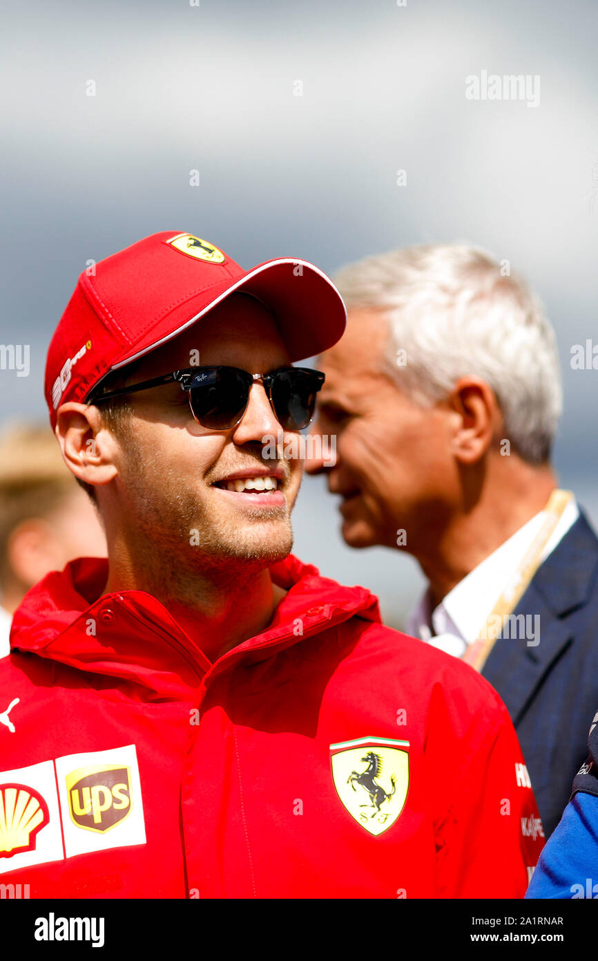 SEBASTIAN Vettel, de la Escudería Ferrari y DANIIL KVYAT de Scuderia Toro Rossoat la Fórmula 1 Gran Premio de Italia en Monza Eni en el circuito de Monza, Italia. Foto de stock