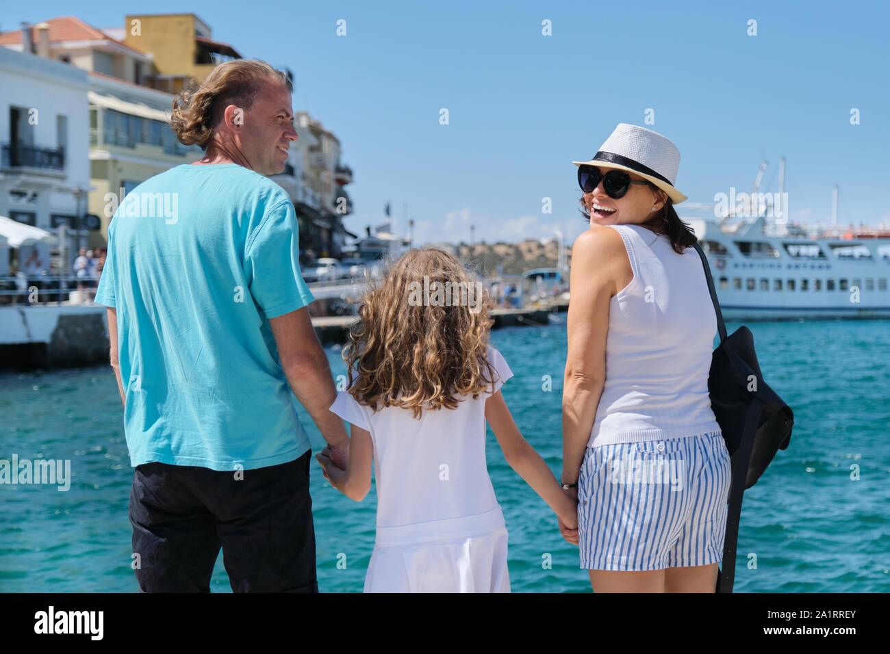 Madre de familia padre e hija, tomados de las manos, vista posterior. Europa  viajes turísticos, Grecia vacaciones en crucero bahía de Mirabello, Agios  Nikolaos Fotografía de stock - Alamy