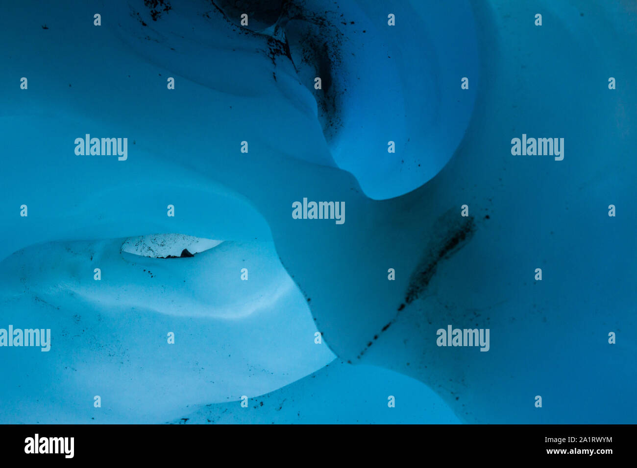 Cortar un arco de hielo glaciar tiene el aspecto de una nariz, mientras dos huecos parecen crear sockets en ojo de hielo de formas extrañas en el interior de una cueva de hielo en Alaska. Foto de stock
