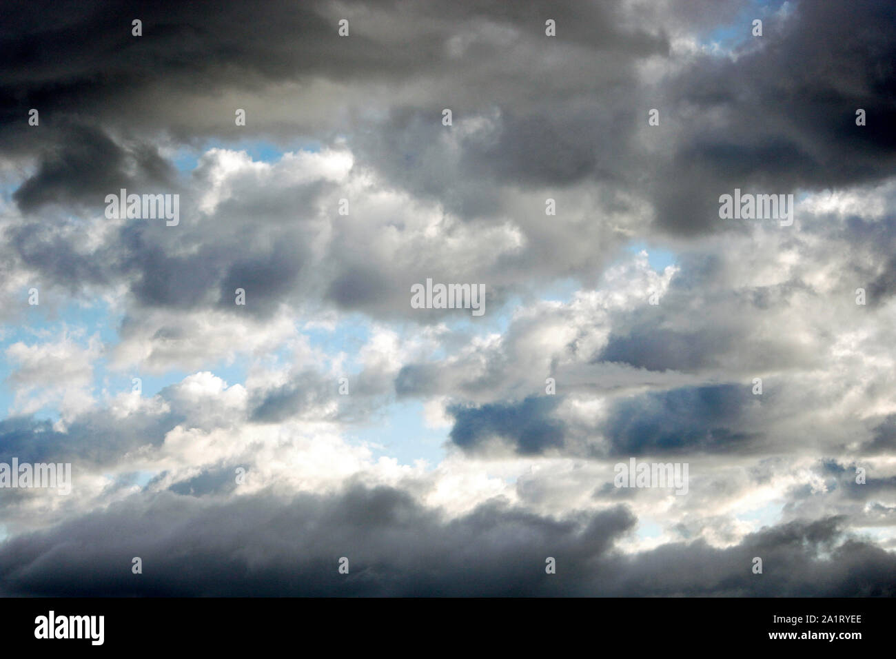 Vista del cielo, justo antes de una ducha de lluvia Foto de stock
