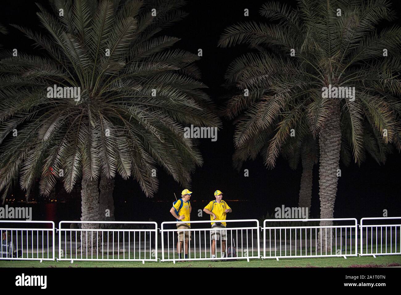 Dos solitarias fanáticos de SWE en la pista, bajo las palmeras de mujeres, en 27.09.2019 Maratón Final Mundial de Atletismo de 2019 en Doha, Qatar/desde 27.09. - 10.10.2019. Uso | en todo el mundo Foto de stock