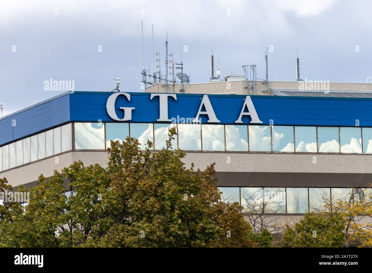 Edificio de oficinas de la GTAA (Greater Toronto Airports Authority) en el aeropuerto internacional Pearson de Toronto. Aeropuerto. Foto de stock