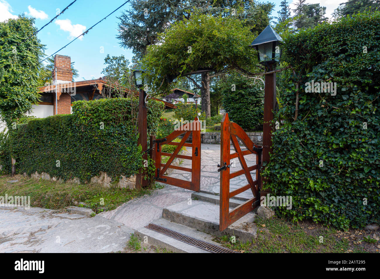 Valla de madera puerta de entrada principal a un jardín verde en La  Cumbrecita, Córdoba, Argentina Fotografía de stock - Alamy