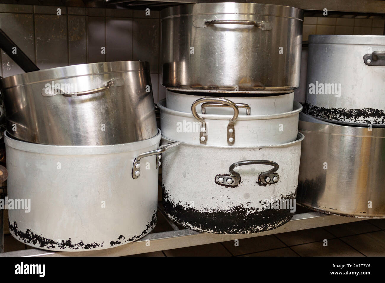 Ollas de cocina industriales fotografías e imágenes de alta resolución -  Alamy